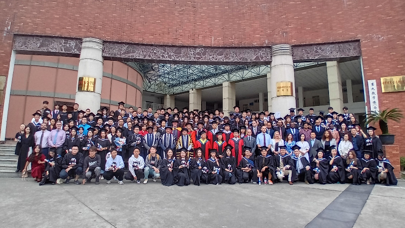 A large group of staff and graduates in Chengdu