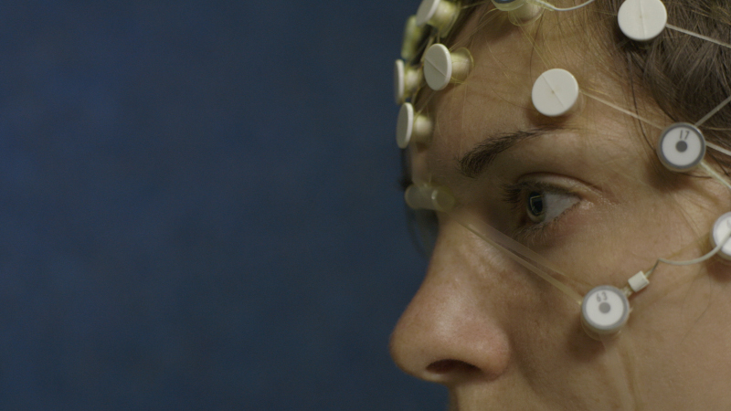 Collecting data on brain activity using EEG