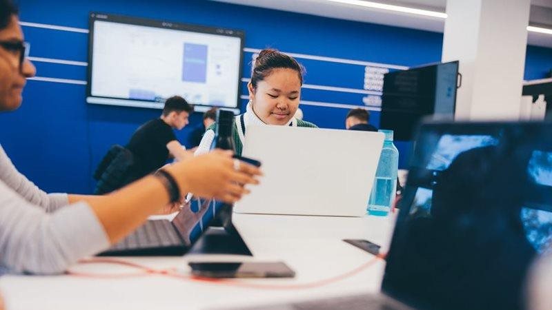 Business school students practising trading in the Bloomberg suite Business school students practising trading in the Bloomberg suite