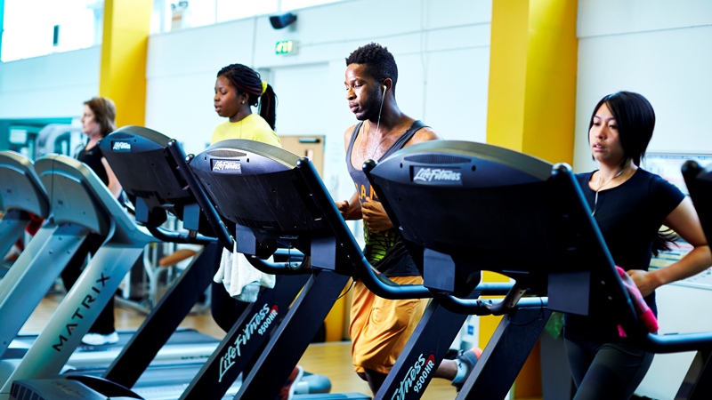 4 gym users running on treadmill